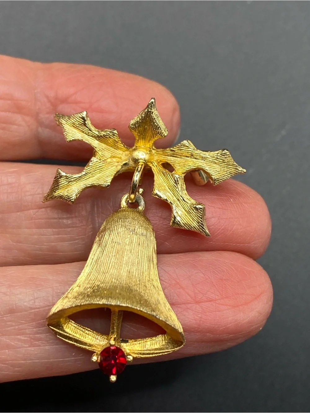 DODD’S Vintage Christmas Brooch Gold Tone Bell Red Stone